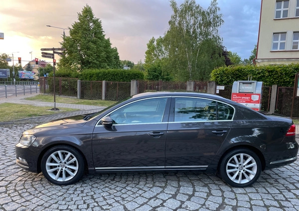 Volkswagen Passat cena 37000 przebieg: 205000, rok produkcji 2010 z Biała małe 301